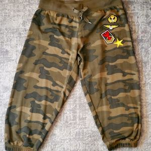 Camo crop sweatpants
